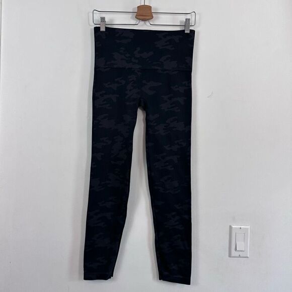 Spanx Look At Me Now Seamless Leggings in Camo Size L - Picture 8 of 8